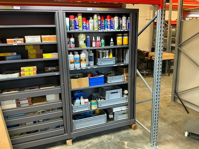 Mewaf jaloeziedeurkast met vetten, olie en remmenreiniger - afbeelding 1 van  18