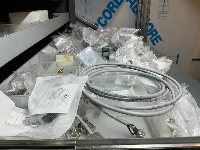 Mewaf jaloeziedeurkast met wago klemmen, wartels en connectoren - afbeelding 2 van  43