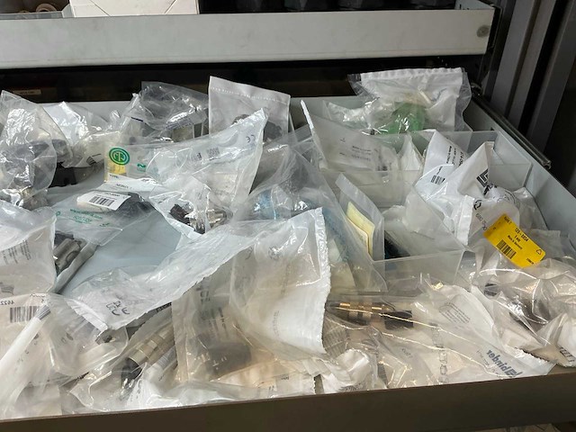 Mewaf jaloeziedeurkast met wago klemmen, wartels en connectoren - afbeelding 3 van  43