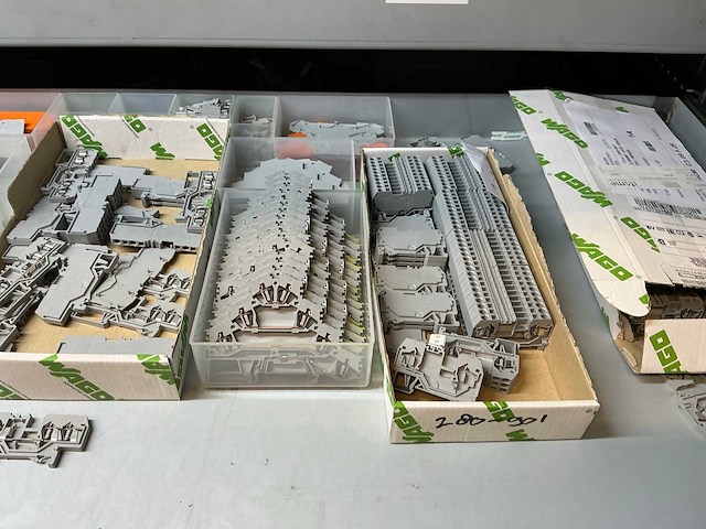 Mewaf jaloeziedeurkast met wago klemmen, wartels en connectoren - afbeelding 9 van  43