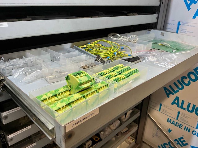 Mewaf jaloeziedeurkast met wago klemmen, wartels en connectoren - afbeelding 10 van  43