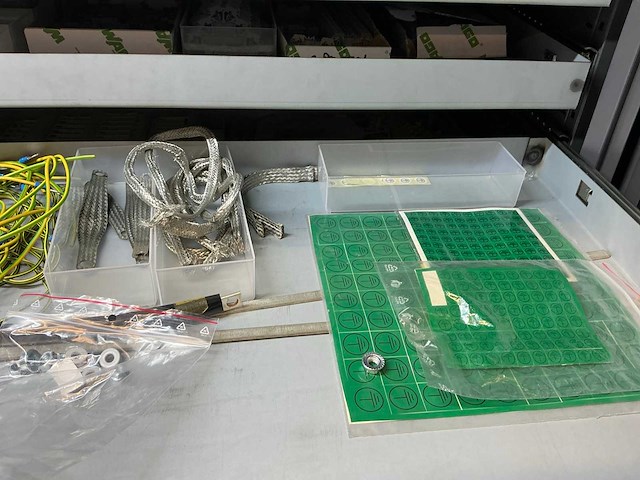 Mewaf jaloeziedeurkast met wago klemmen, wartels en connectoren - afbeelding 11 van  43