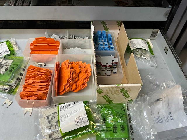 Mewaf jaloeziedeurkast met wago klemmen, wartels en connectoren - afbeelding 16 van  43