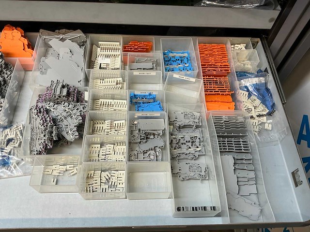 Mewaf jaloeziedeurkast met wago klemmen, wartels en connectoren - afbeelding 18 van  43