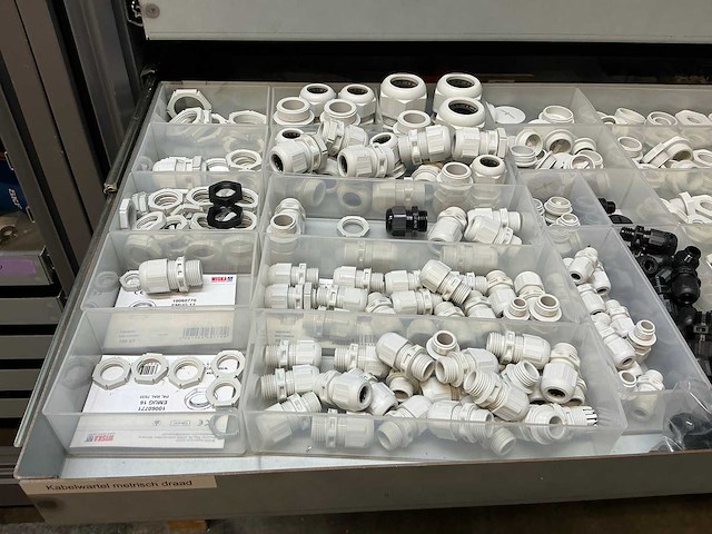 Mewaf jaloeziedeurkast met wago klemmen, wartels en connectoren - afbeelding 19 van  43