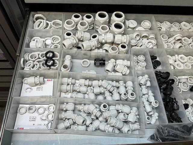 Mewaf jaloeziedeurkast met wago klemmen, wartels en connectoren - afbeelding 20 van  43