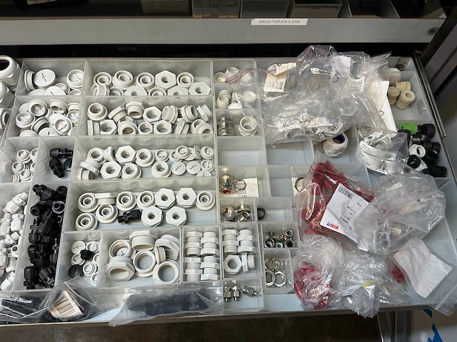 Mewaf jaloeziedeurkast met wago klemmen, wartels en connectoren - afbeelding 21 van  43