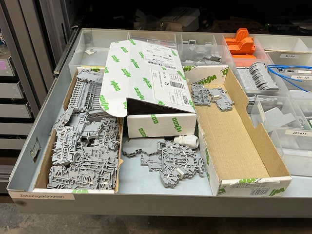 Mewaf jaloeziedeurkast met wago klemmen, wartels en connectoren - afbeelding 22 van  43