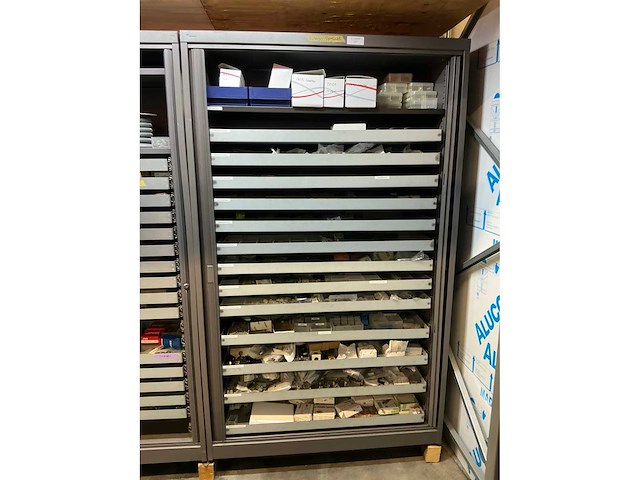 Mewaf jaloeziedeurkast met wago klemmen, wartels en connectoren - afbeelding 12 van  43