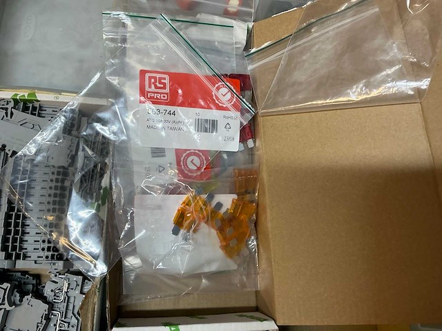 Mewaf jaloeziedeurkast met wago klemmen, wartels en connectoren - afbeelding 24 van  43