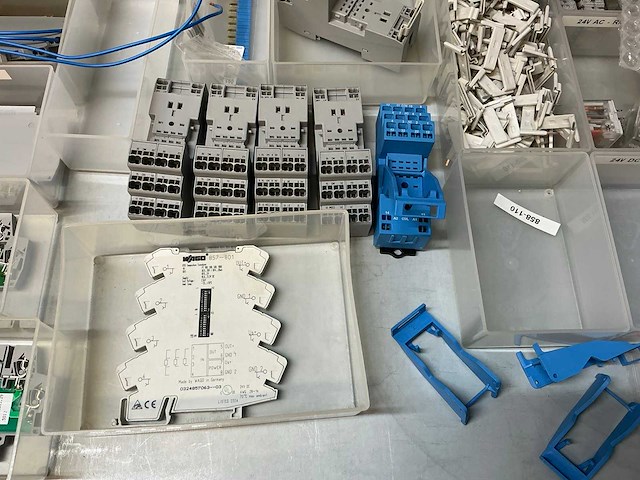 Mewaf jaloeziedeurkast met wago klemmen, wartels en connectoren - afbeelding 25 van  43