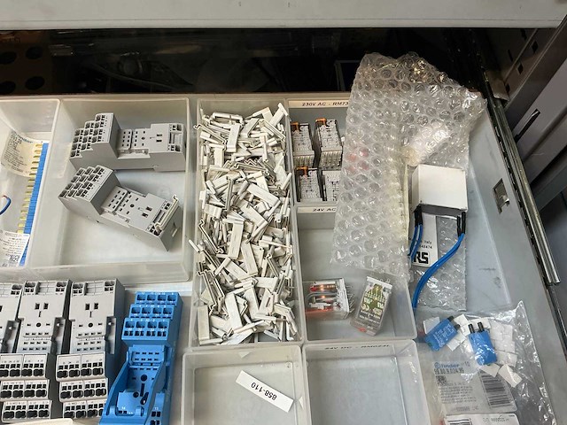 Mewaf jaloeziedeurkast met wago klemmen, wartels en connectoren - afbeelding 26 van  43