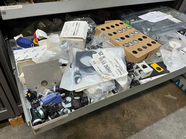 Mewaf jaloeziedeurkast met wago klemmen, wartels en connectoren - afbeelding 27 van  43