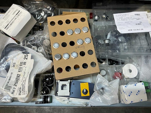 Mewaf jaloeziedeurkast met wago klemmen, wartels en connectoren - afbeelding 29 van  43