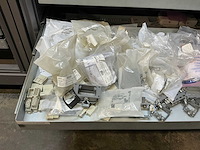 Mewaf jaloeziedeurkast met wago klemmen, wartels en connectoren - afbeelding 31 van  43