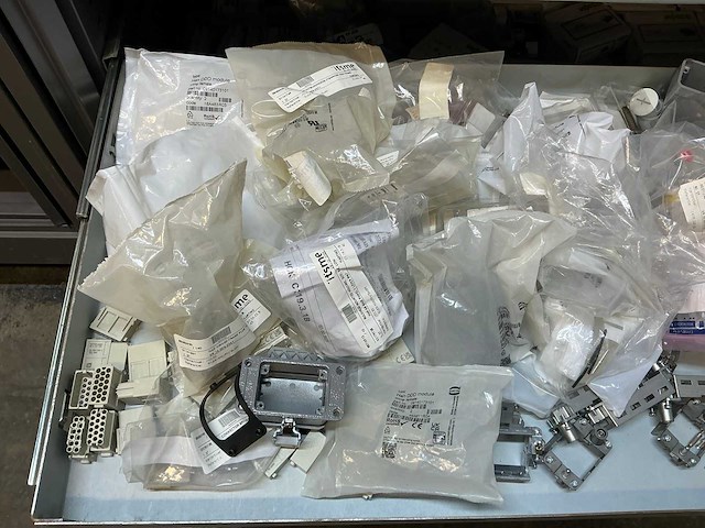 Mewaf jaloeziedeurkast met wago klemmen, wartels en connectoren - afbeelding 32 van  43