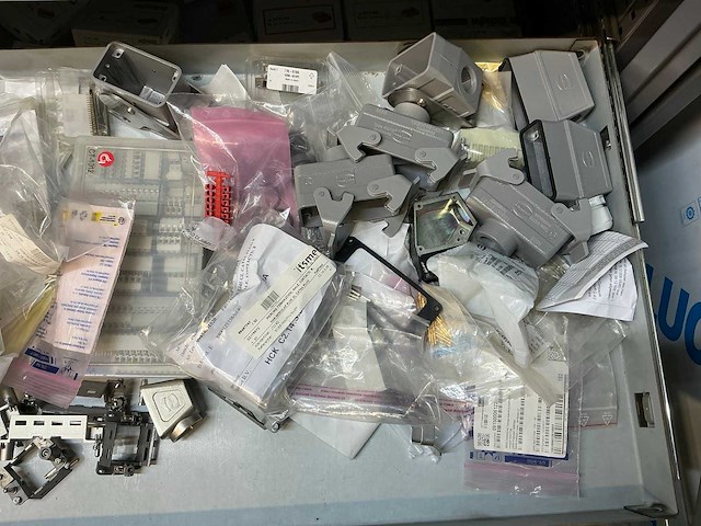 Mewaf jaloeziedeurkast met wago klemmen, wartels en connectoren - afbeelding 33 van  43