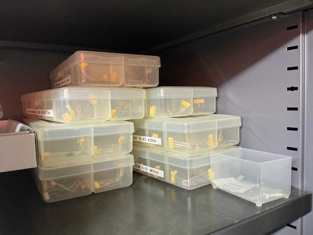 Mewaf jaloeziedeurkast met wago klemmen, wartels en connectoren - afbeelding 23 van  43