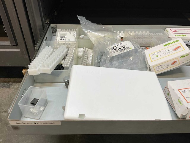 Mewaf jaloeziedeurkast met wago klemmen, wartels en connectoren - afbeelding 35 van  43