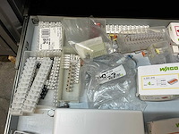 Mewaf jaloeziedeurkast met wago klemmen, wartels en connectoren - afbeelding 36 van  43