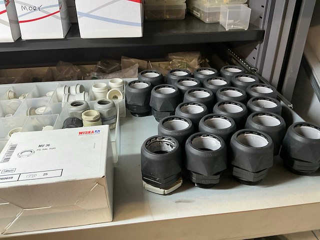 Mewaf jaloeziedeurkast met wago klemmen, wartels en connectoren - afbeelding 42 van  43