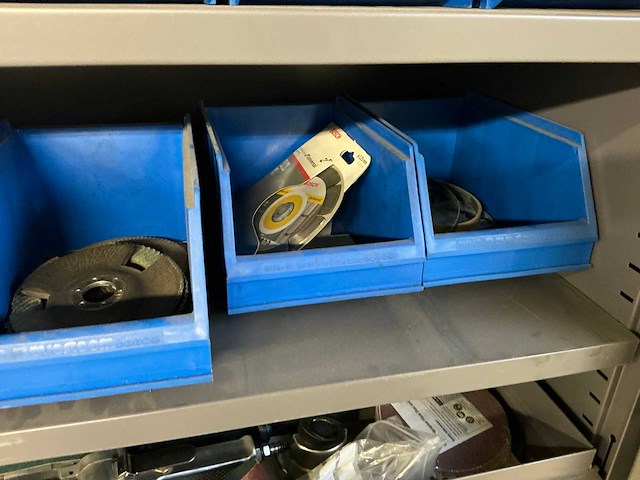 Mewaf werkplaatskast met inhoud - afbeelding 2 van  22