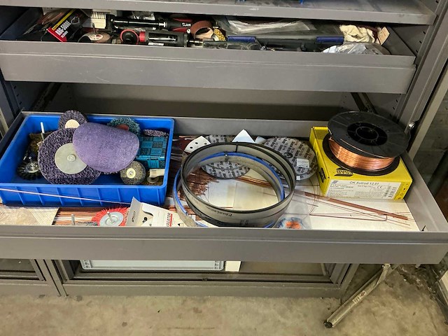 Mewaf werkplaatskast met inhoud - afbeelding 7 van  22