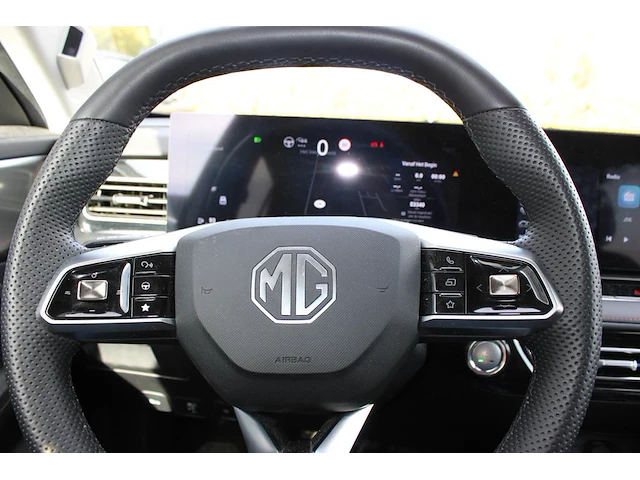 Mg e hs plug-in hybride met kenteken hgj-13-b. datum eerste toelating 21 maart 2025. apk vervaldatum 21 maa... - afbeelding 4 van  16