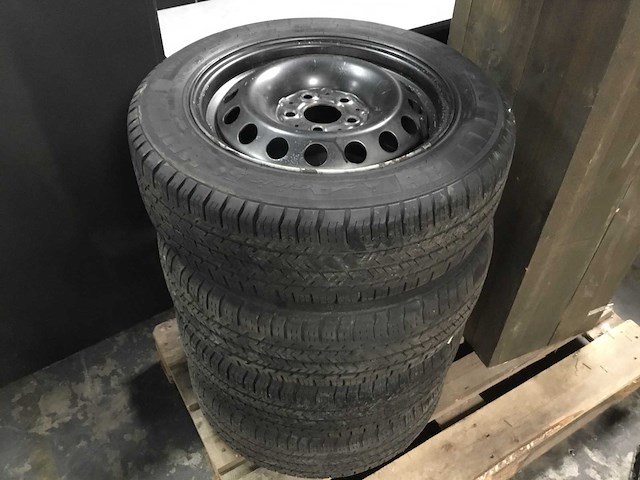 Michelin - - car tyre - afbeelding 1 van  5