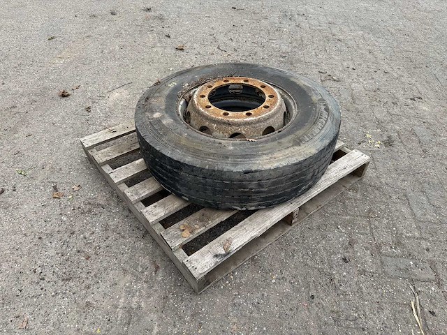 Michelin - band 275/80r22.5 - afbeelding 1 van  9
