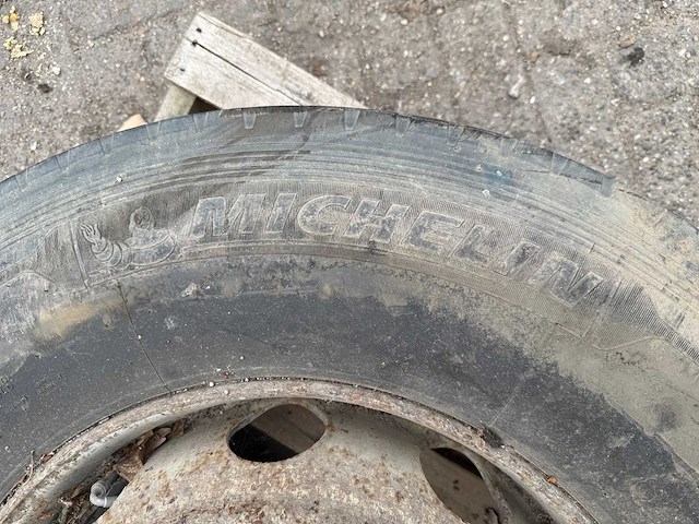 Michelin - band 275/80r22.5 - afbeelding 3 van  9