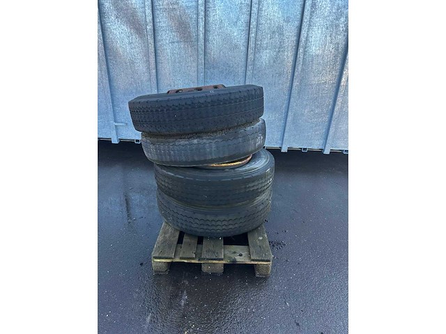 Michelin - band 9.00 r20 xza met velg 10-gaats (4x) - afbeelding 3 van  4