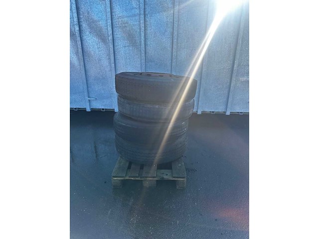 Michelin - band 9.00 r20 xza met velg 10-gaats (4x) - afbeelding 2 van  4