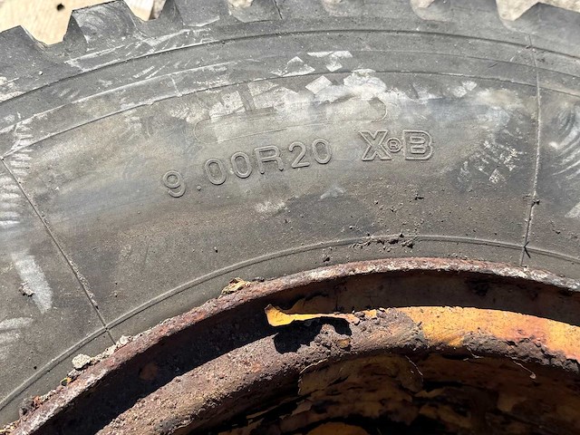 Michelin - band 9.00r20 - afbeelding 2 van  8