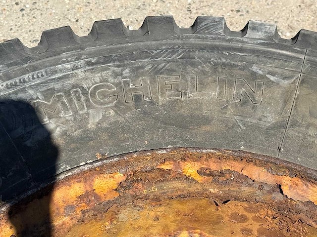 Michelin - band 9.00r20 - afbeelding 4 van  8