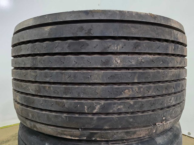 Michelin - vrachtwagenband 445/45 r19.5 - afbeelding 1 van  8