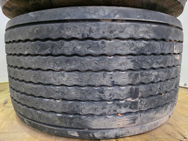 Michelin - vrachtwagenband 445/45 r19.5 - afbeelding 2 van  8