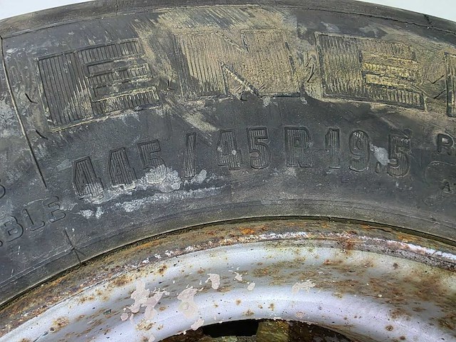 Michelin - vrachtwagenband 445/45 r19.5 - afbeelding 5 van  8