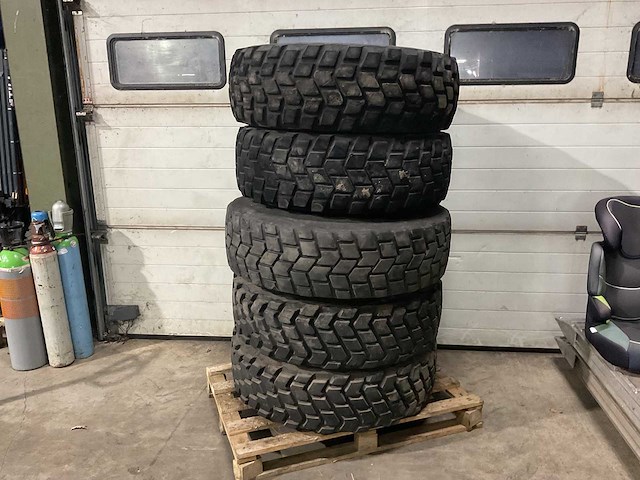 Michelin 12,5-20 band, wiel met velg (5x) - afbeelding 1 van  7