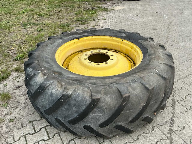 Michelin 20.8 r38 tractorwiel met gele stalen 38" 10-gats velg - afbeelding 2 van  6
