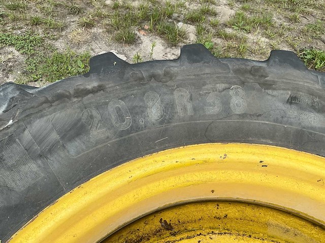 Michelin 20.8 r38 tractorwiel met gele stalen 38" 10-gats velg - afbeelding 3 van  6