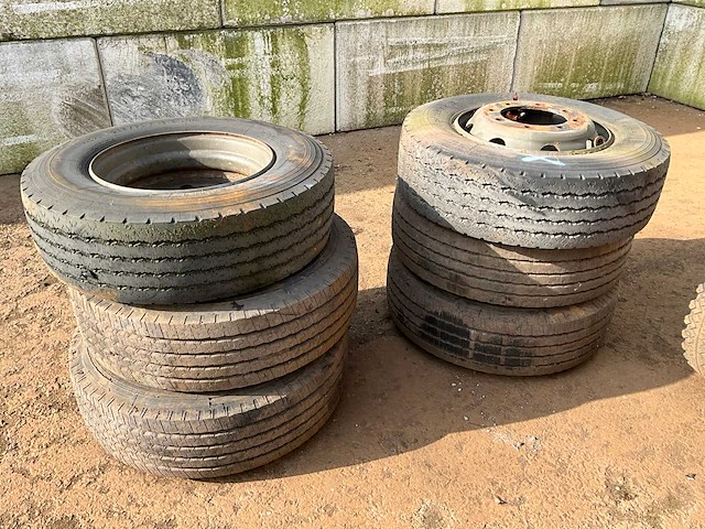 Michelin 285/70r19.5 vrachtwagenbanden met velg - afbeelding 1 van  4