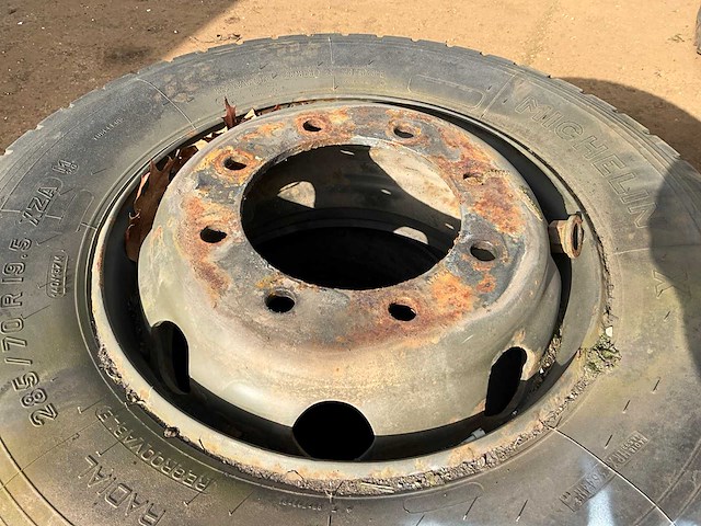 Michelin 285/70r19.5 vrachtwagenbanden met velg - afbeelding 3 van  4