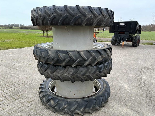 Michelin 300/95 r46 dubbel lucht wielen (2x) - afbeelding 1 van  6