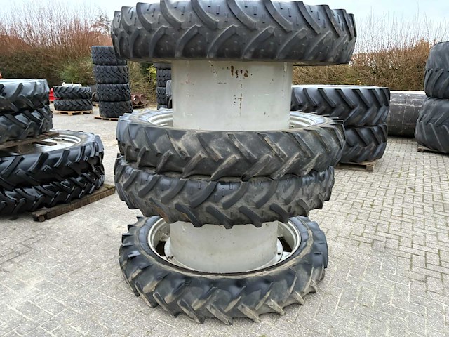 Michelin 300/95 r46 dubbel lucht wielen (2x) - afbeelding 2 van  6