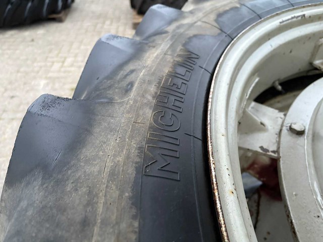 Michelin 300/95 r46 dubbel lucht wielen (2x) - afbeelding 4 van  6