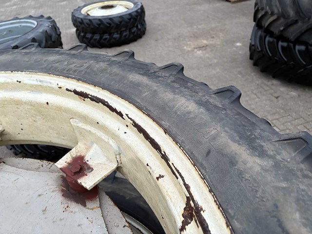 Michelin 300/95 r46 dubbel lucht wielen (2x) - afbeelding 5 van  6