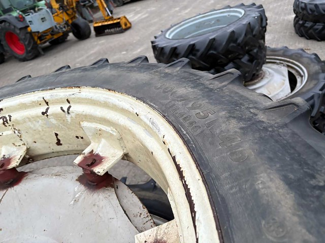 Michelin 300/95 r46 dubbel lucht wielen (2x) - afbeelding 6 van  6