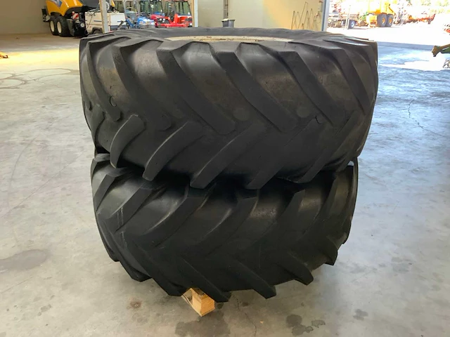 Michelin 680/75r32 met velg - afbeelding 1 van  4