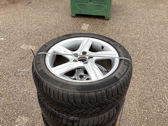 Michelin autoband met lichtmetalen velg - afbeelding 1 van  5